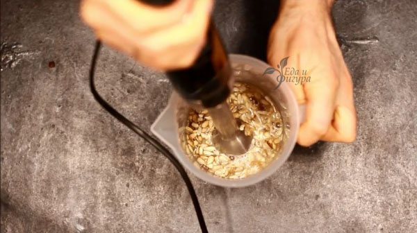 растительное молоко фото процесса взбивания семечек блендером